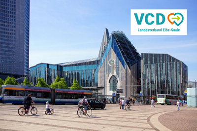 Belebter Augustusplatz in Leipzig mit dem Paulinum der Universität, einer vorbeifahrenden Straßenbahn und Radfahrenden. Oben rechts das Logo des VCD Landesverband Elbe-Saale.