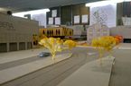 Blick auf den zentralen Umsteigepunkt von Straßenbahn und Bus im visualisierenden Pappmodell