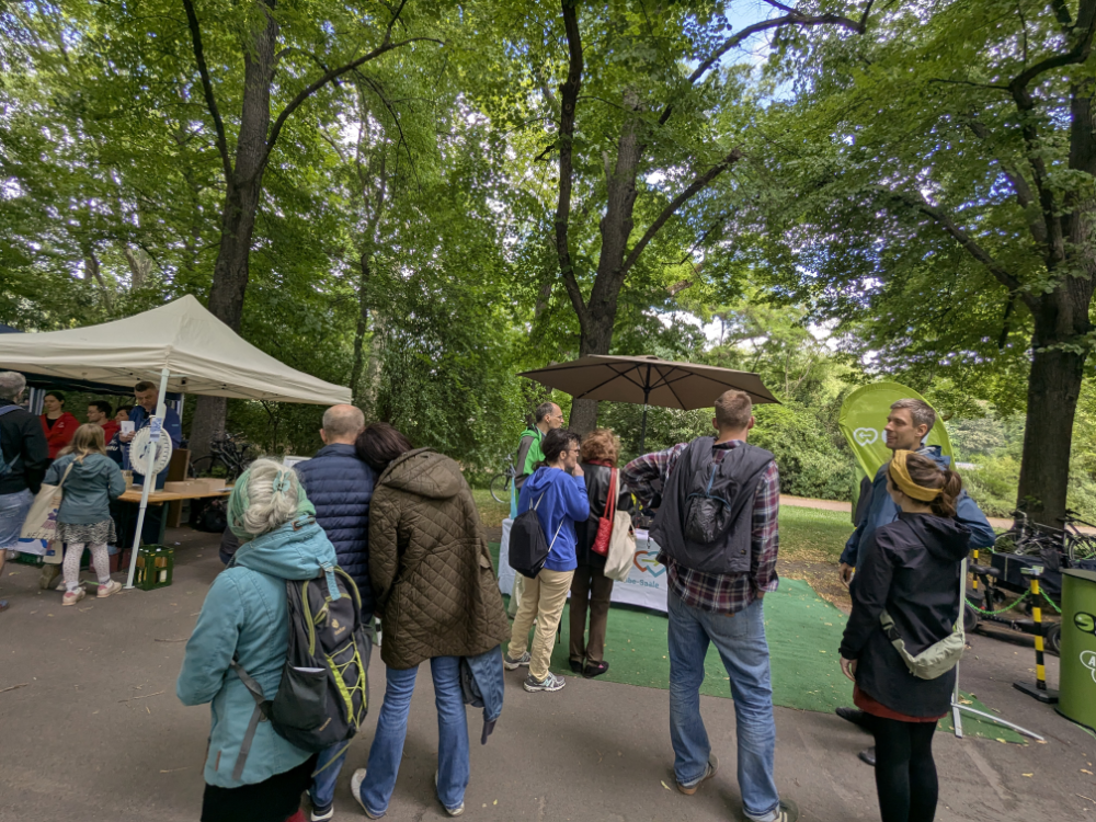 Besucherinnen und Besucher am VCD-Infostand bei der Leipziger Ökofete im Clara-Zetkin-Park.
