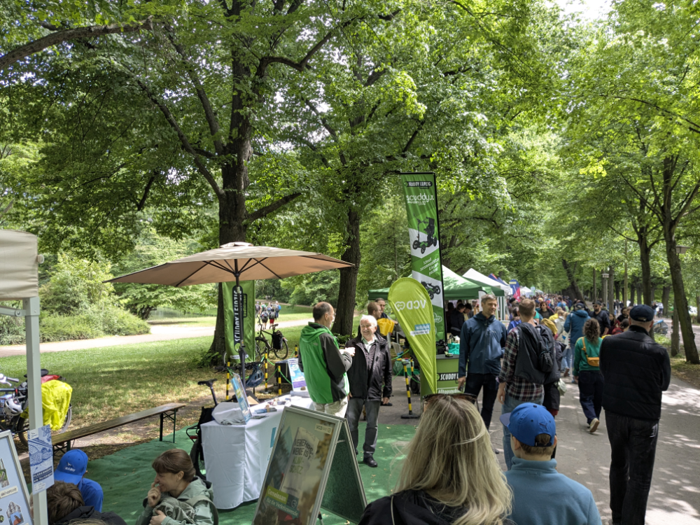 Besucherinnen und Besucher auf der Leipziger Ökofete am VCD-Infostand im Clara-Zetkin-Park.