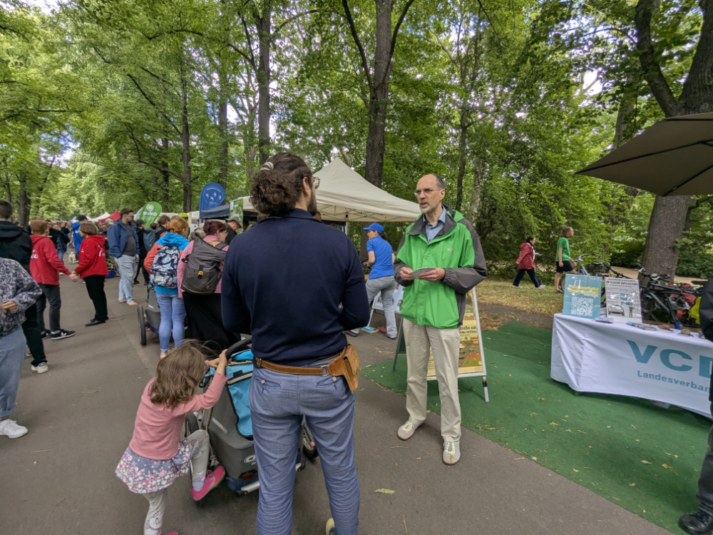 Besucherinnen und Besucher auf der Leipziger Ökofete am VCD-Infostand im Clara-Zetkin-Park.