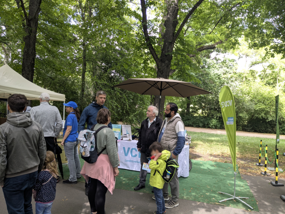 Besucherinnen und Besucher auf der Leipziger Ökofete am VCD-Infostand im Clara-Zetkin-Park.