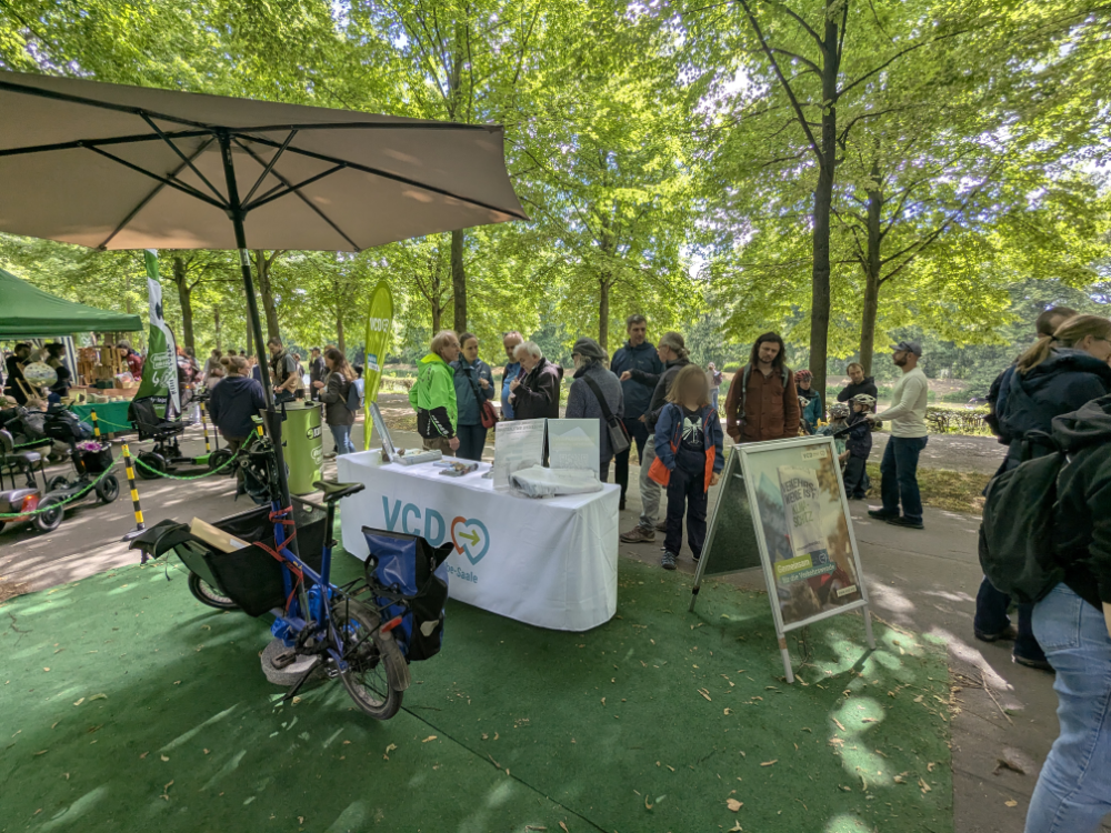 Besucherinnen und Besucher auf der Leipziger Ökofete am VCD-Infostand im Clara-Zetkin-Park.
